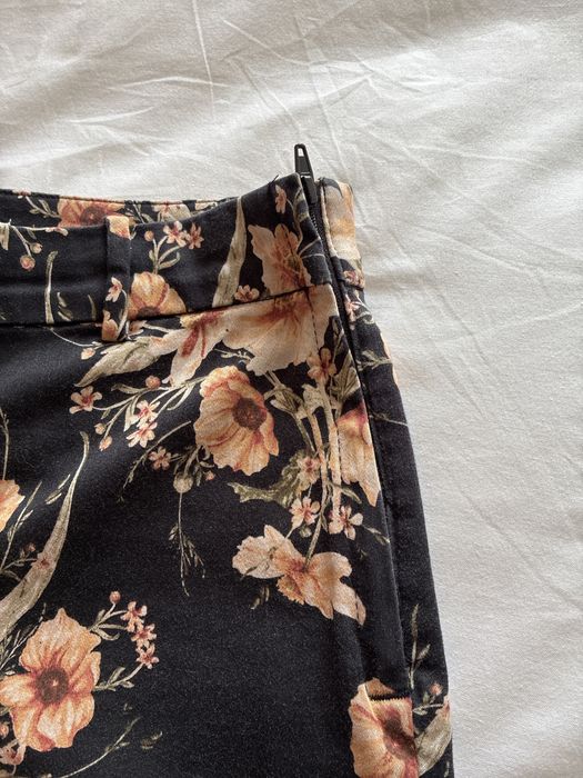 Calças H&M pretas com flores