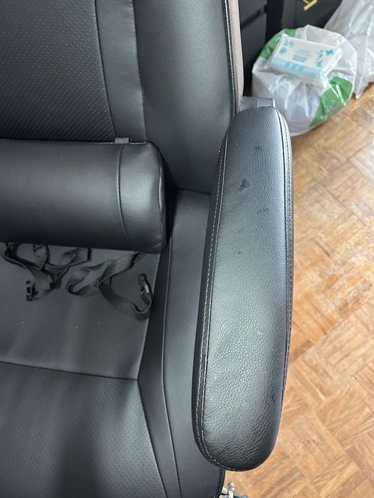 Cadeira gaming com pequenas marcas