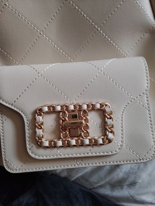 Plecak damski beżowy ze złotą klamrą