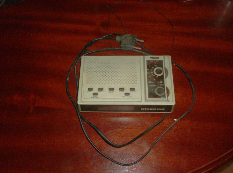 Relogio/ radio de mesa STARRING