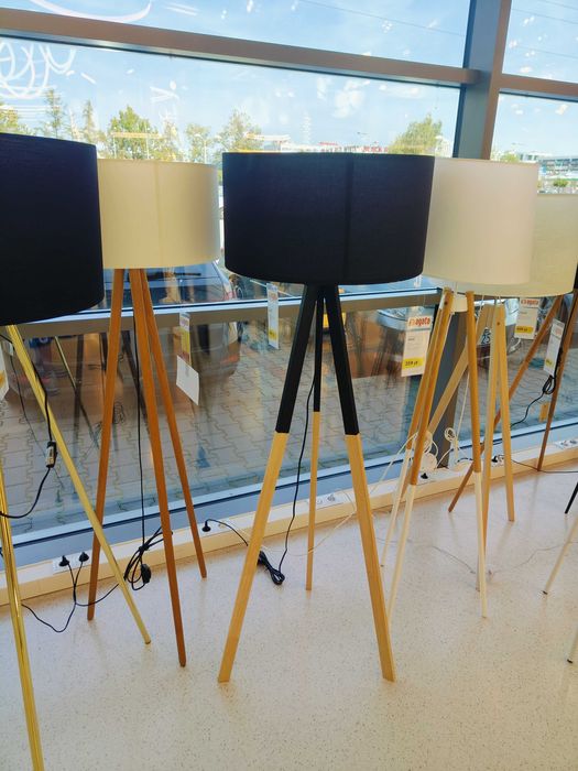 Stojąca drewniana lampa podłogowa czarny duży abażur jak nowa