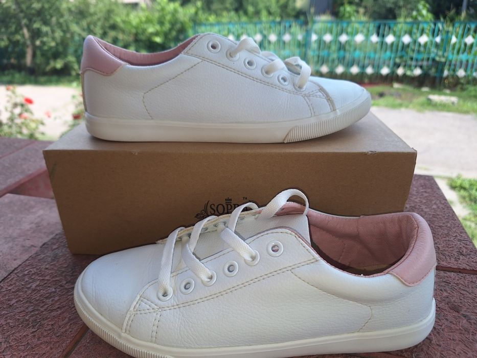 Жіночі білі мокасини