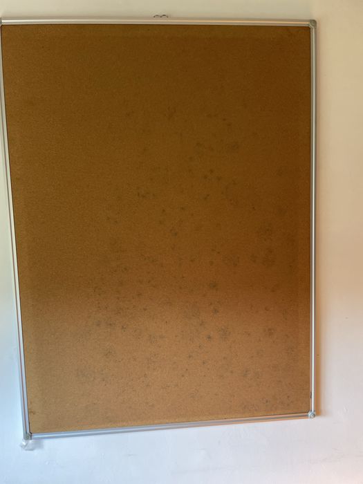 Secretárias, cadeiras e quadros