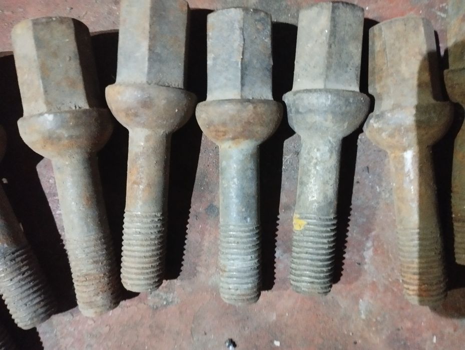 Болты колесные. Мерс.