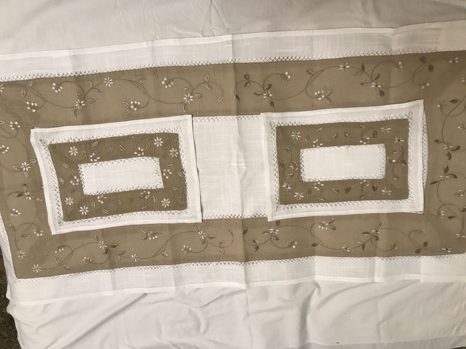 Стіл скатертина на стіл  та серветки