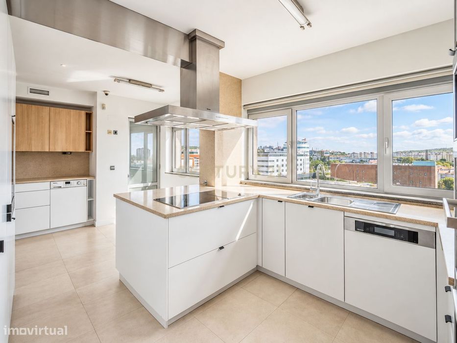 T5+1 Duplex em Linda-a-Velha com 291 m² úteis, 5 estacionamentos e vis