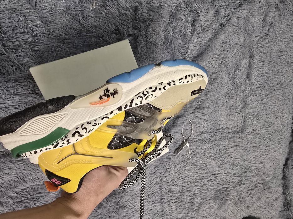 Модні яскраві кросівки інстаграмні