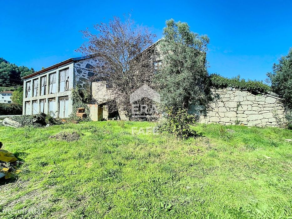 Moradia T0 com 254m² e terreno de 2490m² perto de áreas verdes