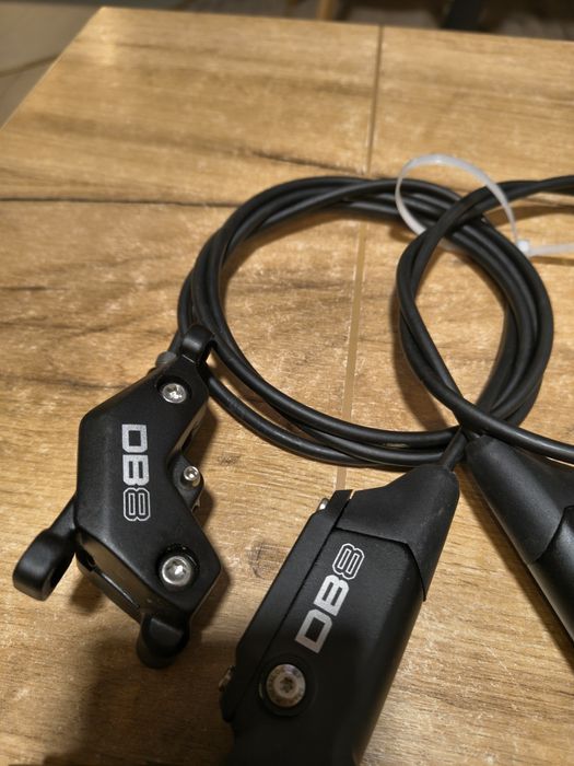 Nowe hamulce hydrauliczne Sram DB8 czterotłokowe