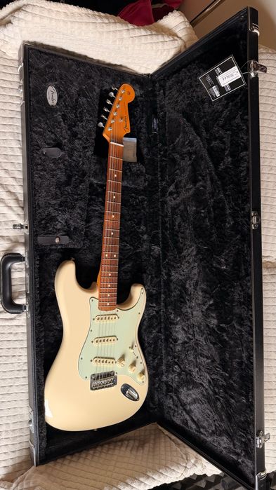 Fender Stratocaster Vintera 60's modified Olympic White + Fender Wood Case (tudo como novo)