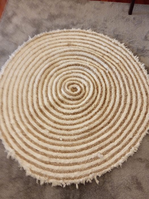 Light-toned round rug