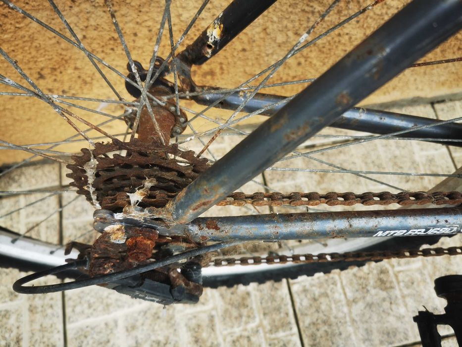 Bicicleta com bastante uso