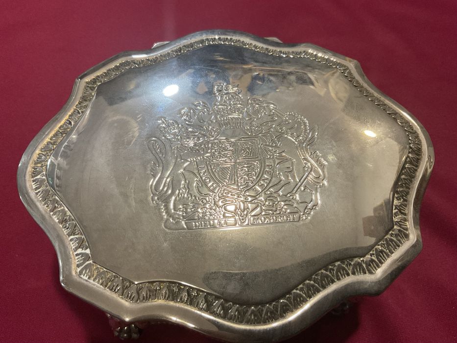 Caixa de joias em metal com pés forrada veludo .16x7,5 cm