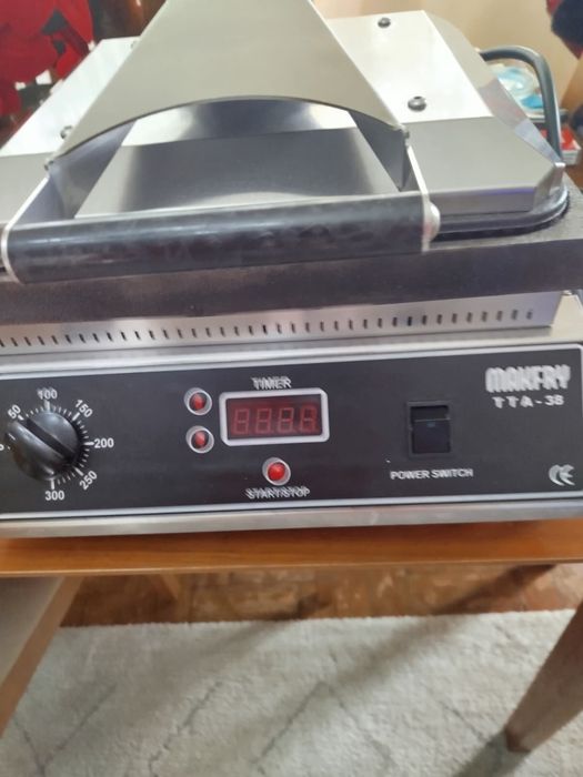 prensa térmica profissional Makfry modelo TTA-38, ideal para cafés, snack-bars, hamburguerias