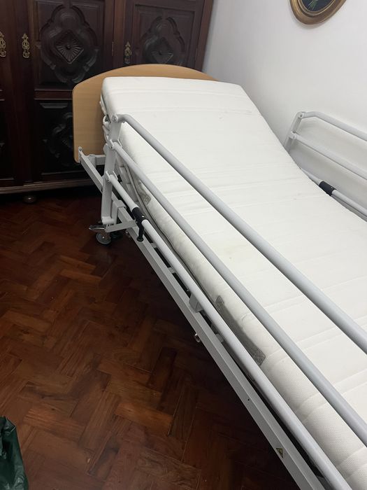 Cama articulada com comando