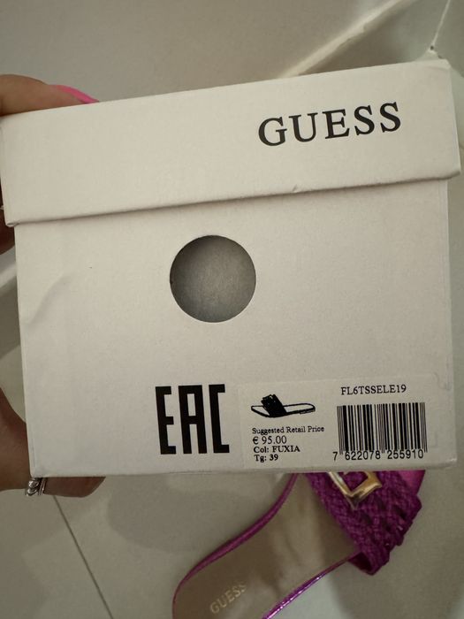 Chinelos Guess novos! Tamanho 39