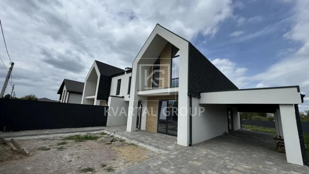 Дуплекс з великою ділянкою в центрі Дмитрівки. Сучасний дизайн