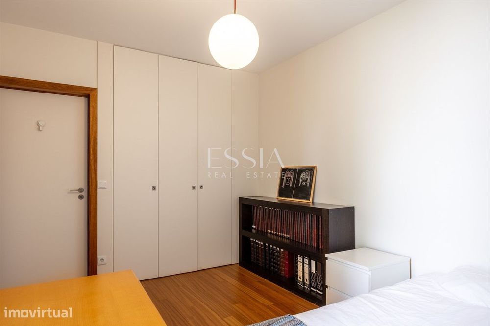 Apartamento T4+1 em Serralves com garagem