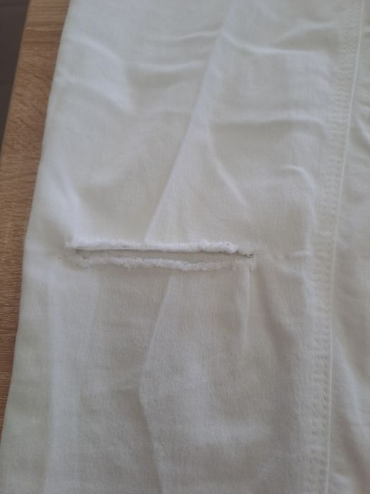 Spodnie białe skinny z dziurami. Sinsay. Rozmiar 40. Stan idealny