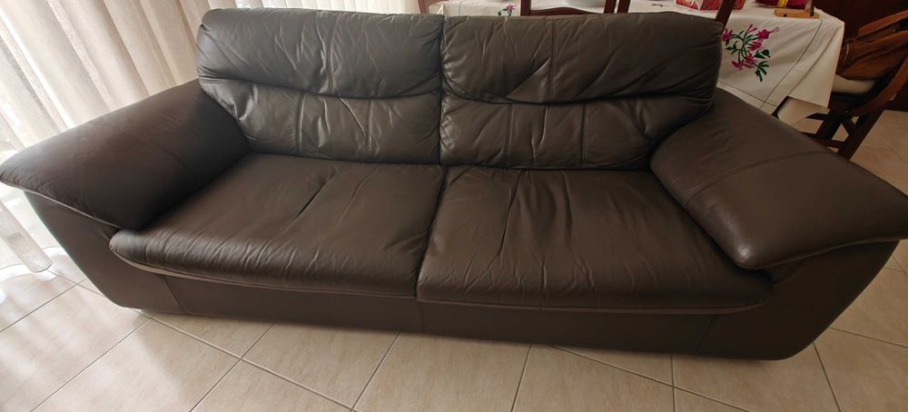 Sofá de 3 lugares, estofo em pele, cor castanha escura.