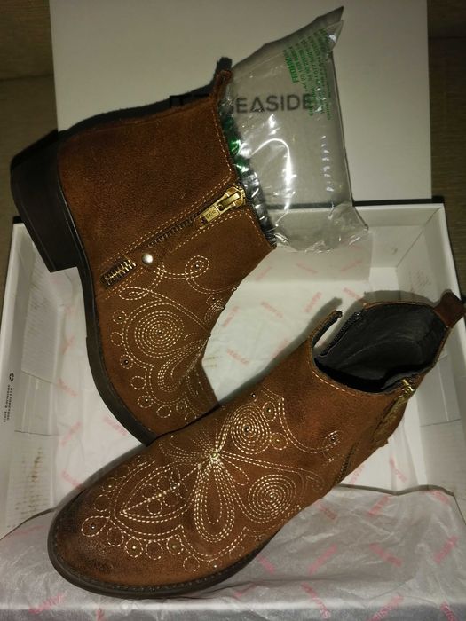 Botins rasos com bordados da Seaside