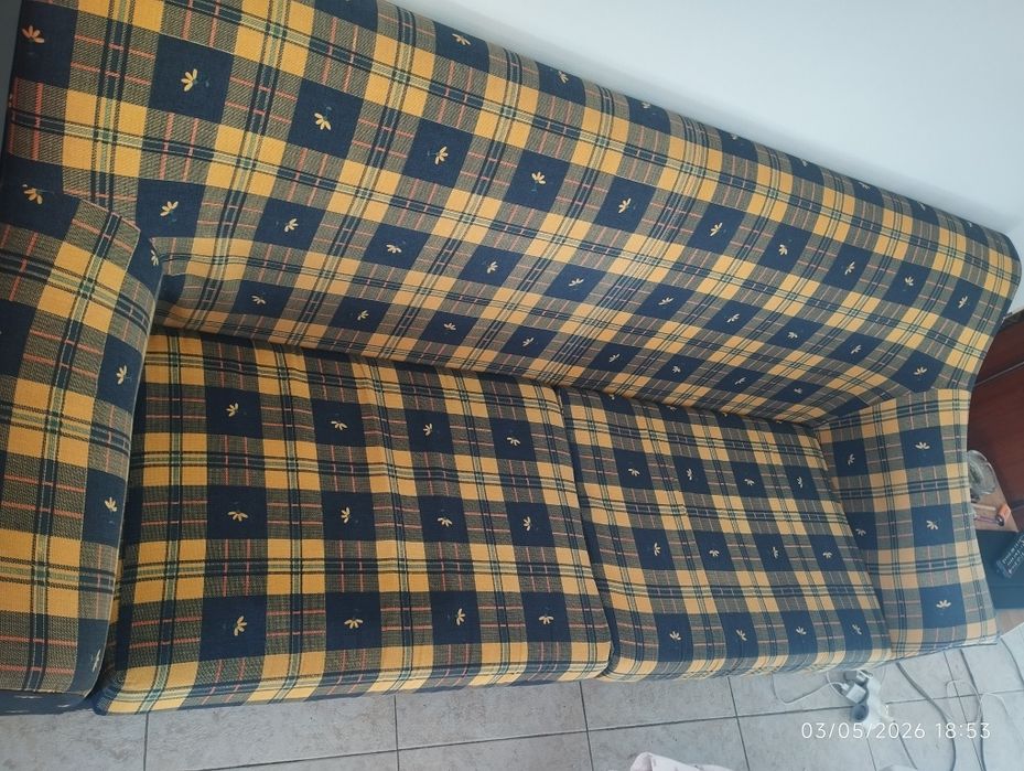 Sofá três lugares