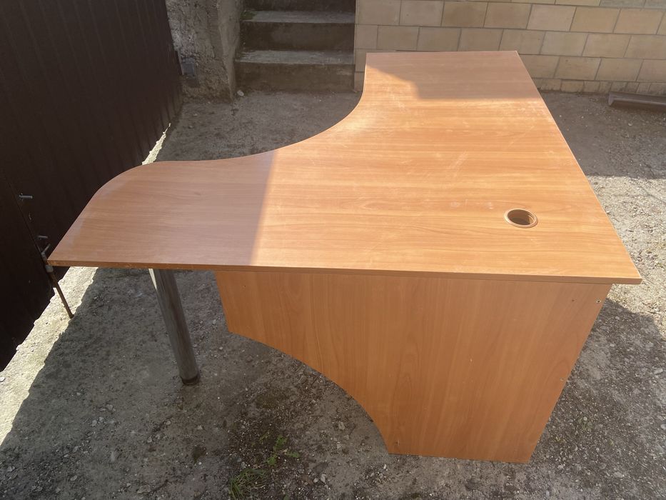 Стол офисный 5 шт. ,шкафы 600 грн.