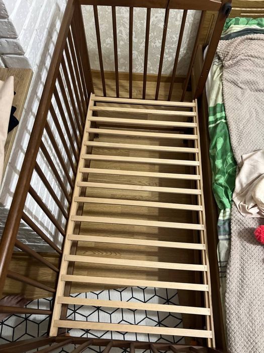 Продам дитяче ліжко з матрасом на маятниковому механізмі