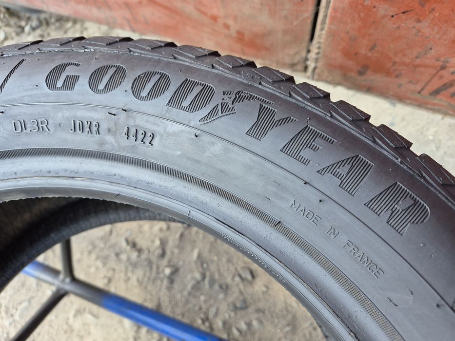 215/55/17 R17 GoodYear Vector4Seasons 2шт ціна за 1шт шини