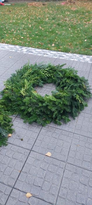 Wianek, wieniec, podkład słomiany z żywym, świeżym igliwiem 100cm