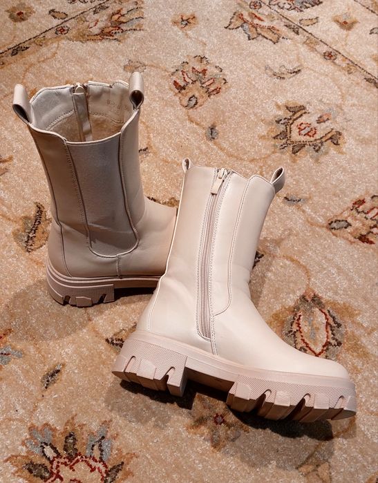 Bota meio cano cor beige