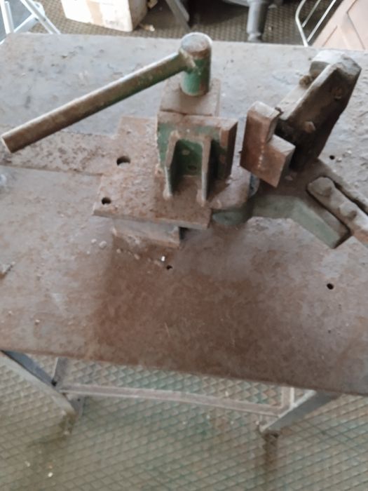 Quinadeira para ferro com bancada