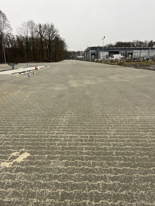Układanie kostki brukowej przemysłowo