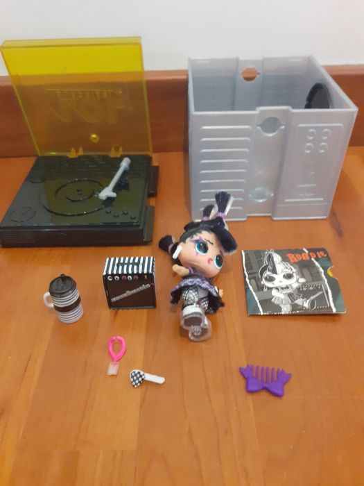 Boneca LOL com gira discos