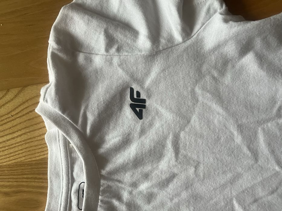 Komplet na wf, T shirt biały firmy 4 f plus spodenki