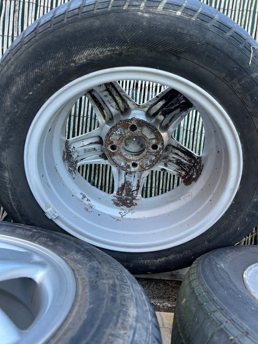 Jantes 15” com pneus 195/65R15 (4 furos)