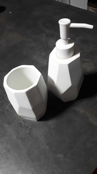 Dozownik do mydła i kubek z Home&You Geometro