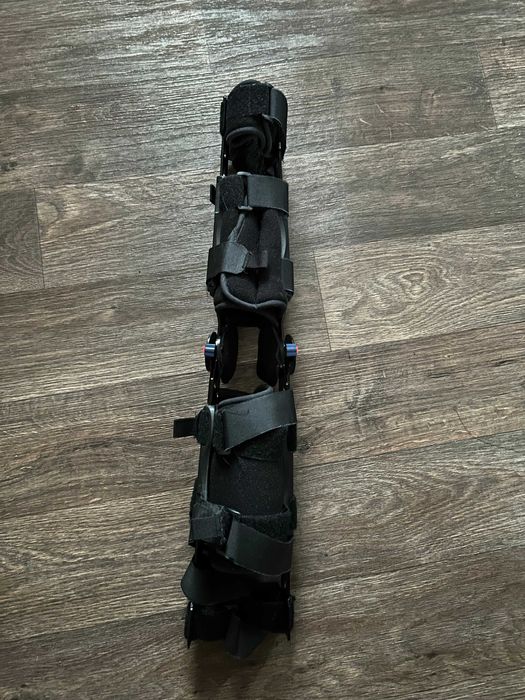 Ортез (брейс) на коліно з шарніром та регулюванням кута (ROM)