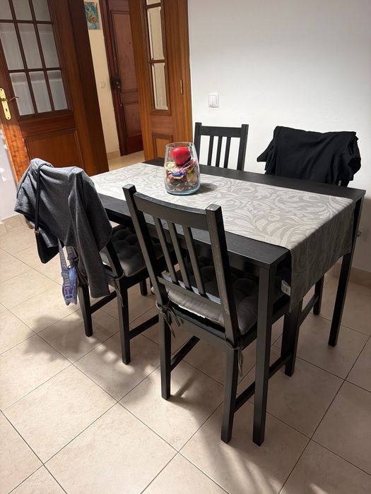 Mesa preta e cadeiras IKEA.