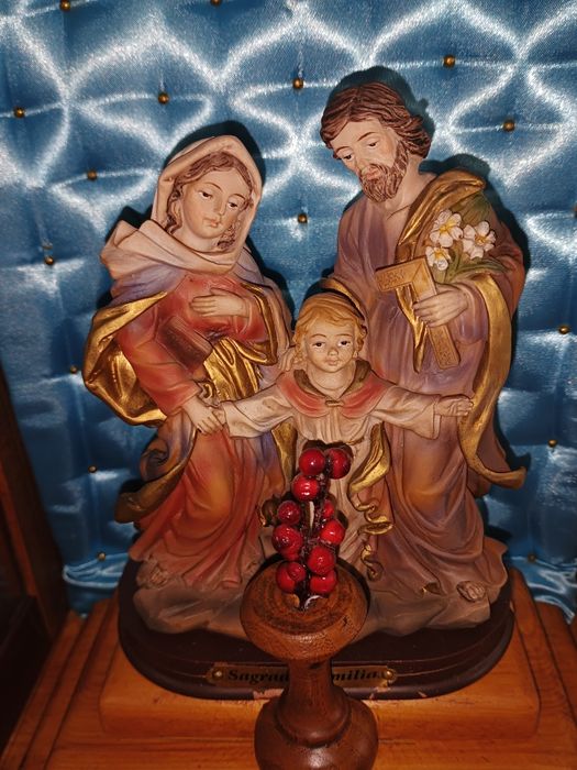 Belíssimo oratório em madeira maciça feito artesanalmente com sagrada