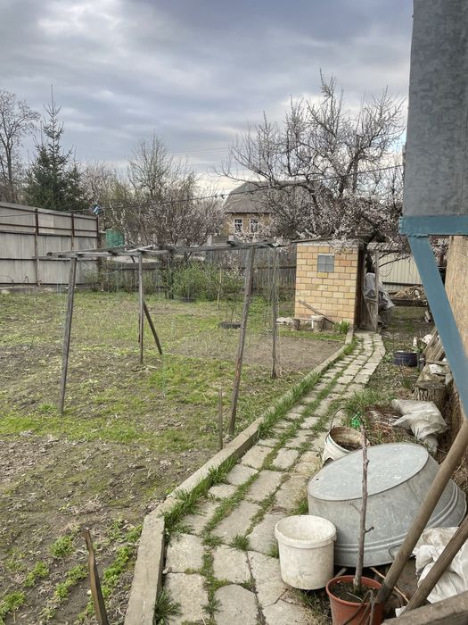 Продам будинок 1/3  зі землею