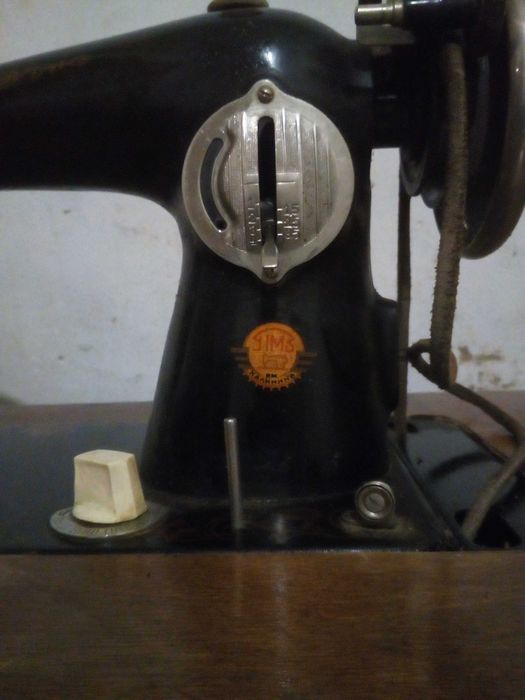 Продам швейную машинку со станиной .