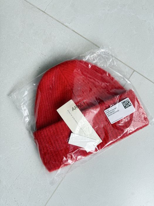 Шапка червона arket