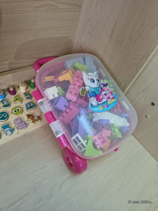 Дитячий конструктор у валізі