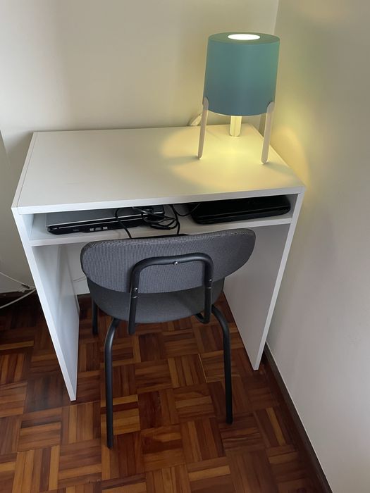 Secretaria cadeira e candeeiro