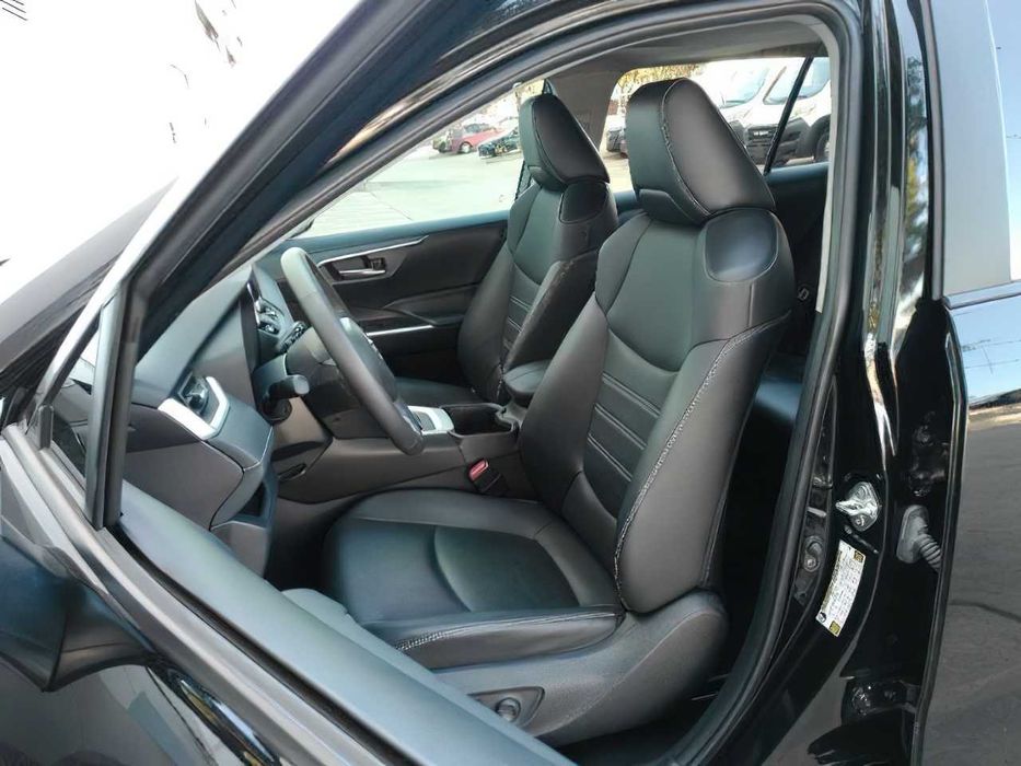 Toyota RAV4 XLE Premium      2024