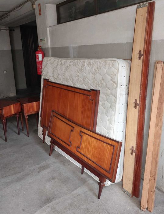 Quarto (cama + colchão + 2mesinhas + roupeiro)