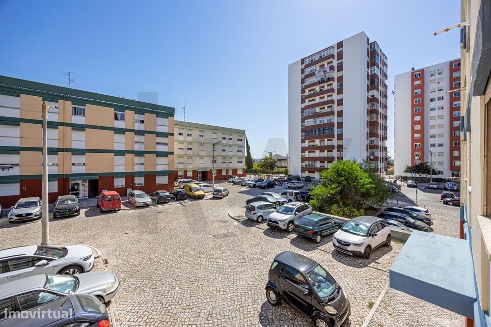 T2 Em Miratejo | Corroios | 1.º Andar | Potencial Para Remodelação Tot