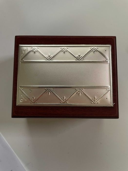 caixinha de madeira com tampa de prata