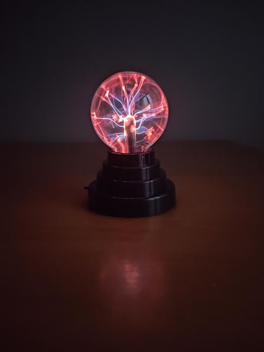 Плазмова куля з блискавками/Плазменный шар с молниями/куля Тесла